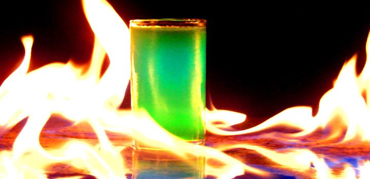 clubmed-grün-schnaps-alkohol-feuer-shot-flammen-glas-chemie