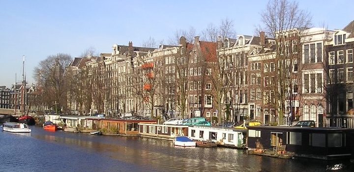 Cannabis-Amsterdam-Gracht-Schiffe-Wasser-Niederelande-Holland